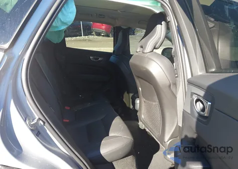 2024 Volvo Xc60 B5 Plus Dark Theme z USA, uszkodzony, nr VIN YV4L12RL1R1884893